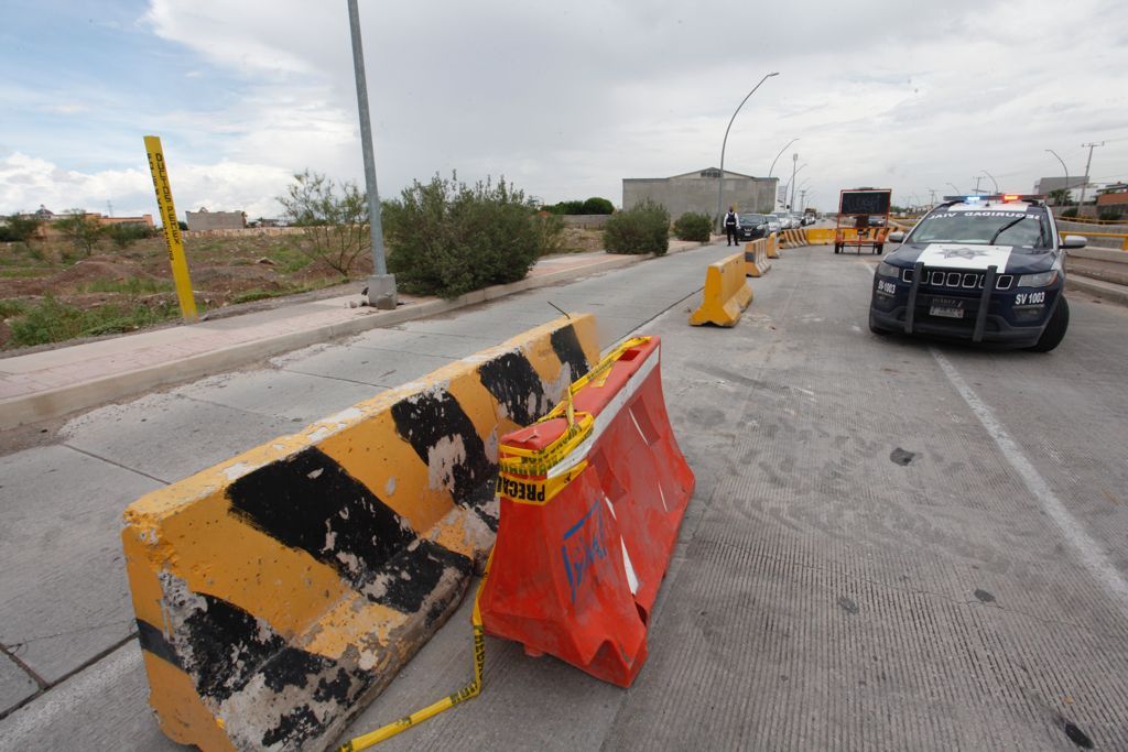 Colocan barras de concreto en la avenida Teófilo Borunda