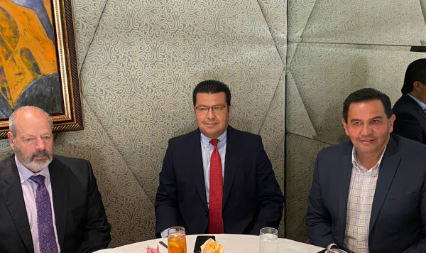 Se reúne Presidente Municipal Armando Cabada y alcalde electo Cruz Pérez Cuéllar con el Mayor de El Paso