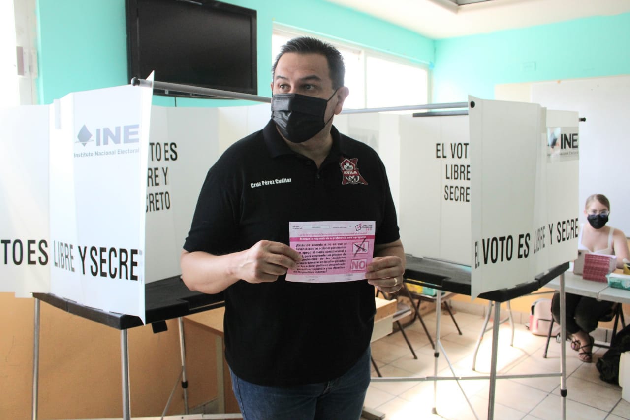 Cruz Pérez Cuéllar acudió a votar en la consulta popular