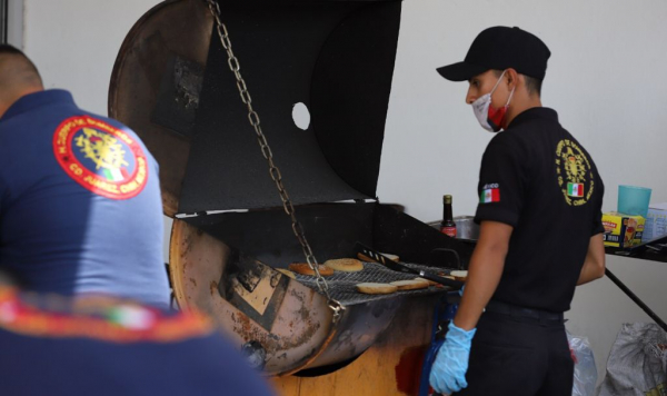 Hamburguesada en apoyo a elemento de bombero