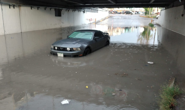 Lluvia obliga al cierre de pasos a desnivel y algunas calles inundadas