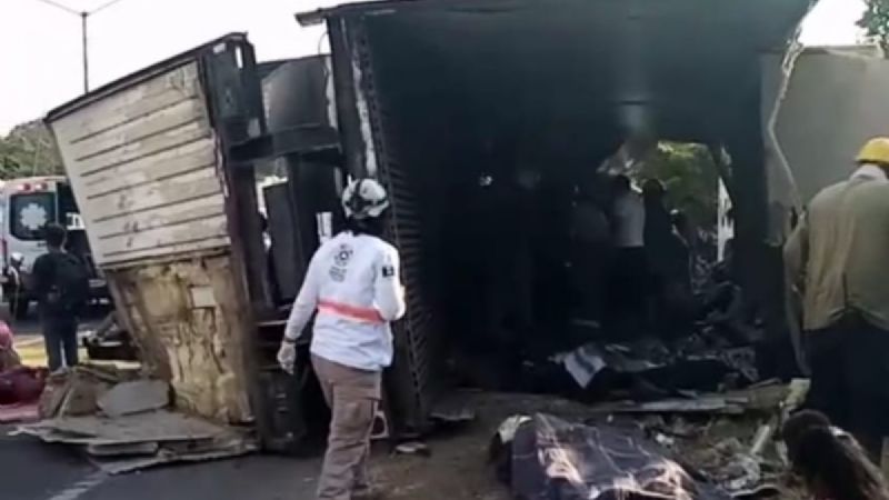 Hay 54 migrantes muertos tras accidente de tráiler en Tuxtla Gutiérrez, Chiapas