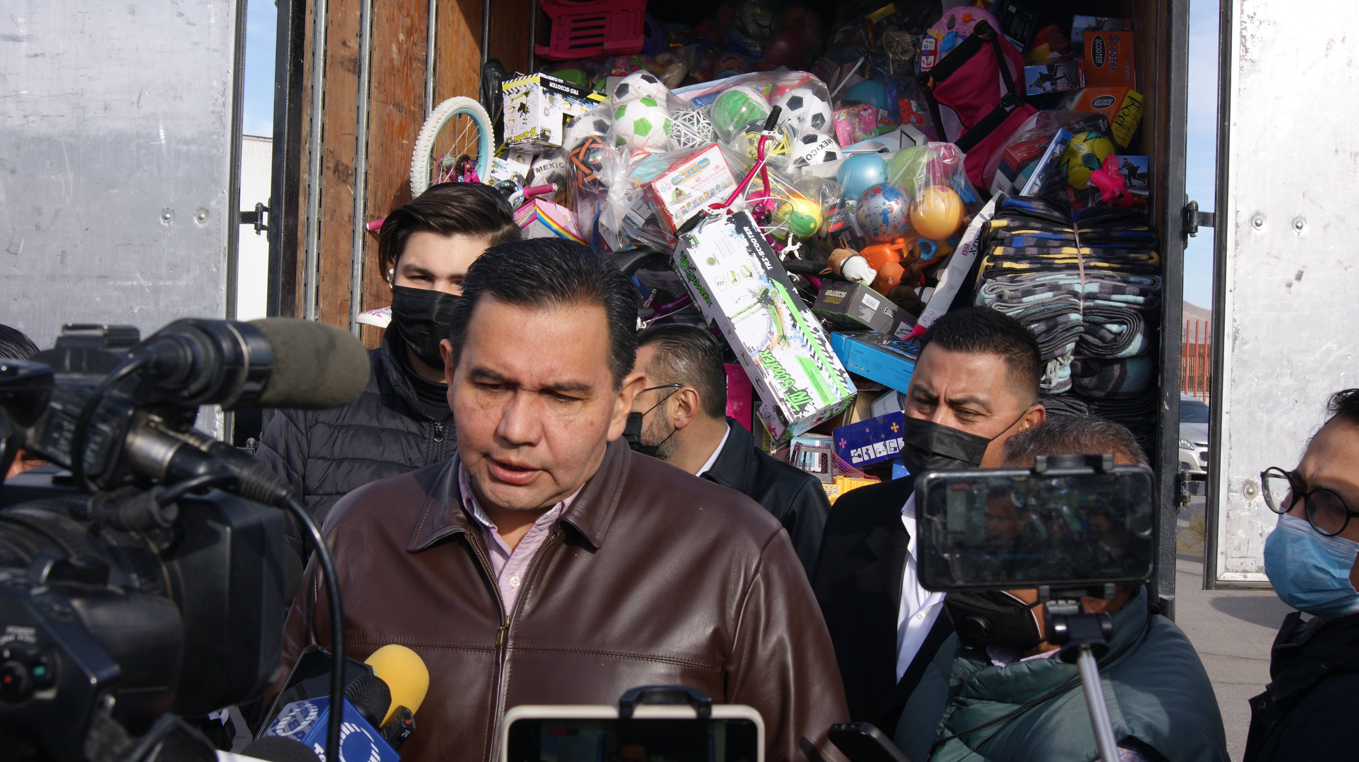 Entrega la dirección de Comercio 12 mil juguetes a la campaña "Un Juguete una Sonrisa" de Santa Bombero