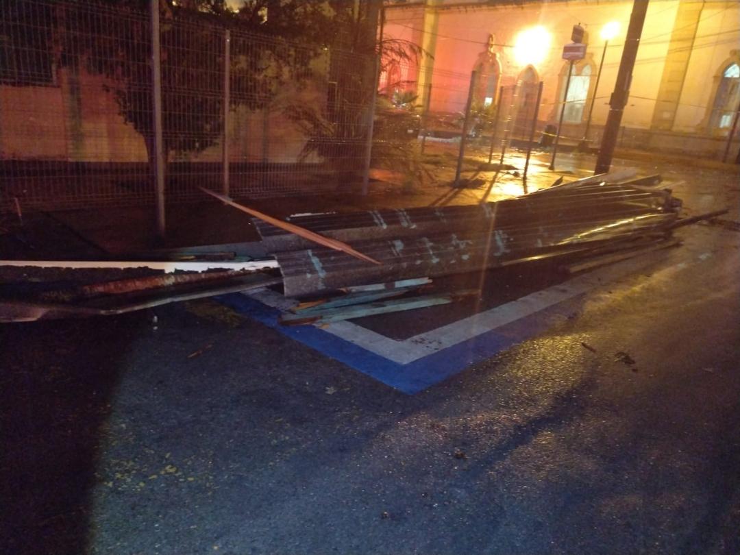 Causa tormenta severos daños e inundaciones en la capital del estado