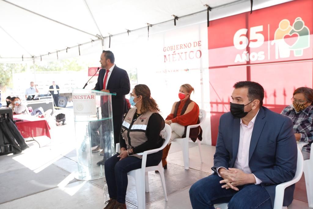 5 mil 600 personas de 65 y mas  recibieron su tarjeta  con 3 mil 100 pesos