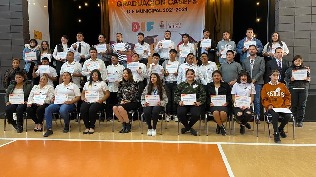 Arenga presidenta del DIF Municipal a graduados de los CASEF para que sigan preparándose