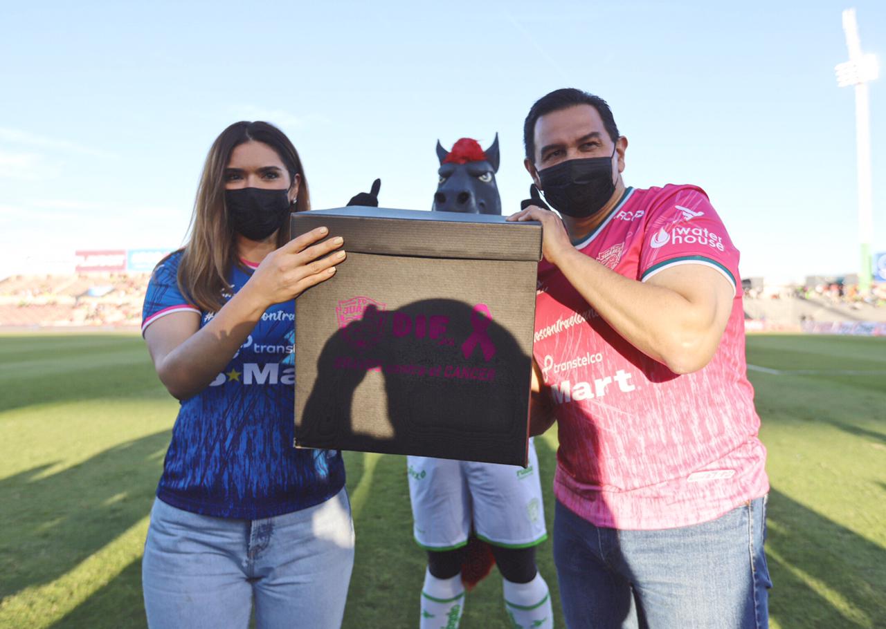 Presidenta del DIF recibe reconocimiento por su labor en la lucha contra el Cáncer de mama