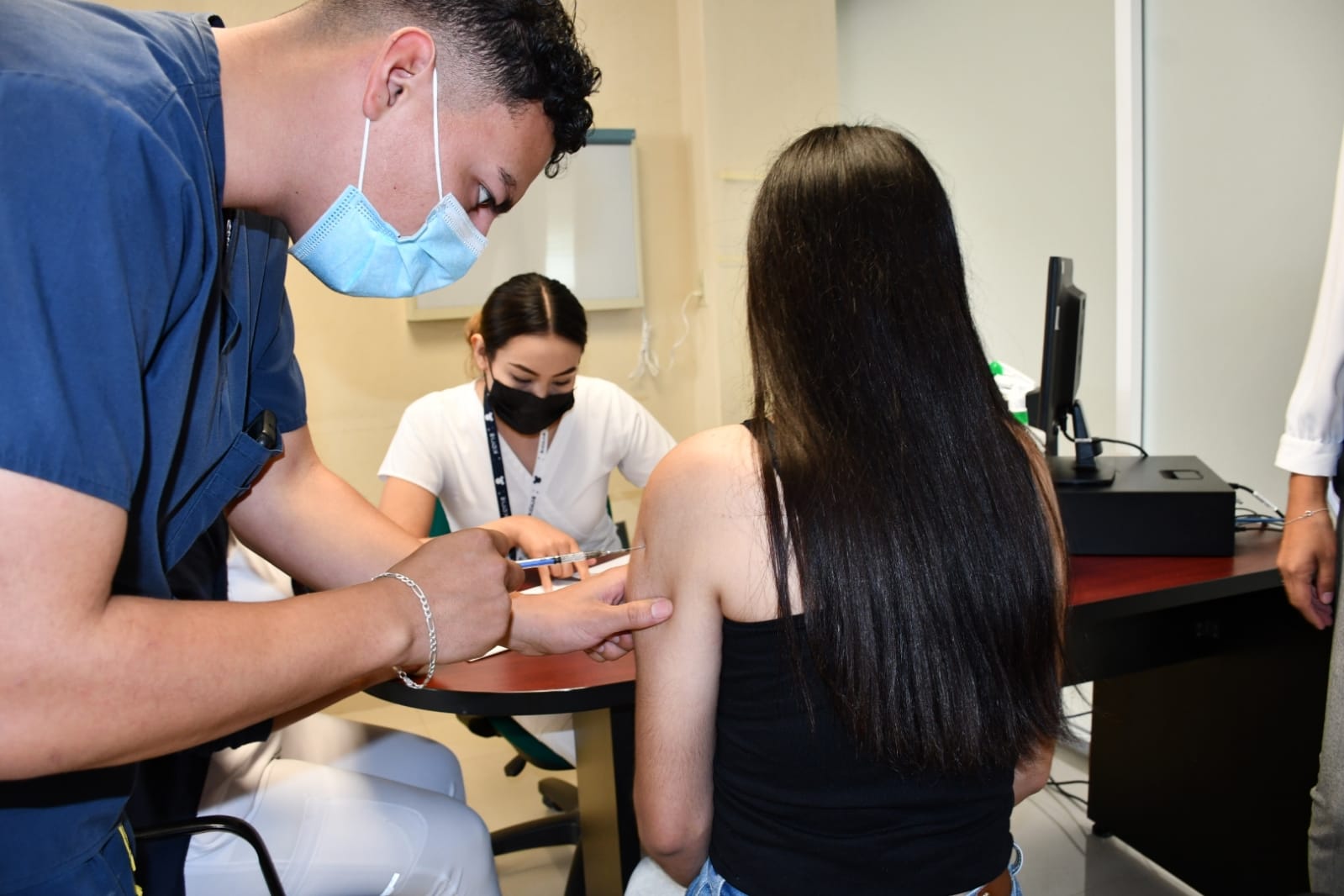 Instruye juzgado a la Secretaría de salud para que vacune a menores sin condicionamiento ni restricciones