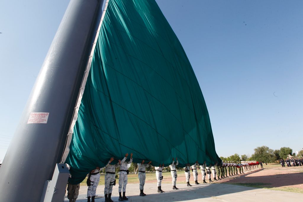 El presidente municipal Cruz Pérez Cuellar, encabezó  izamiento de bandera