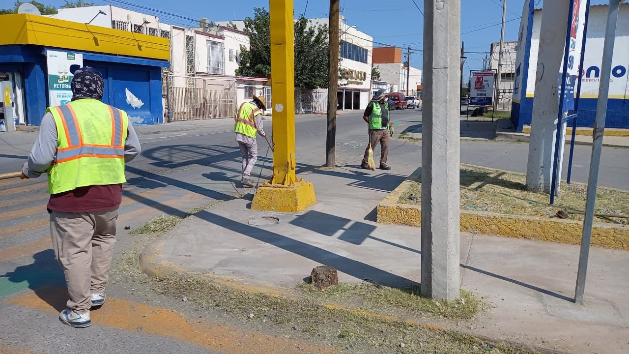 Implementa Servicios Públicos operativos de limpieza en la avenida Vicente Guerrero e Insurgentes
