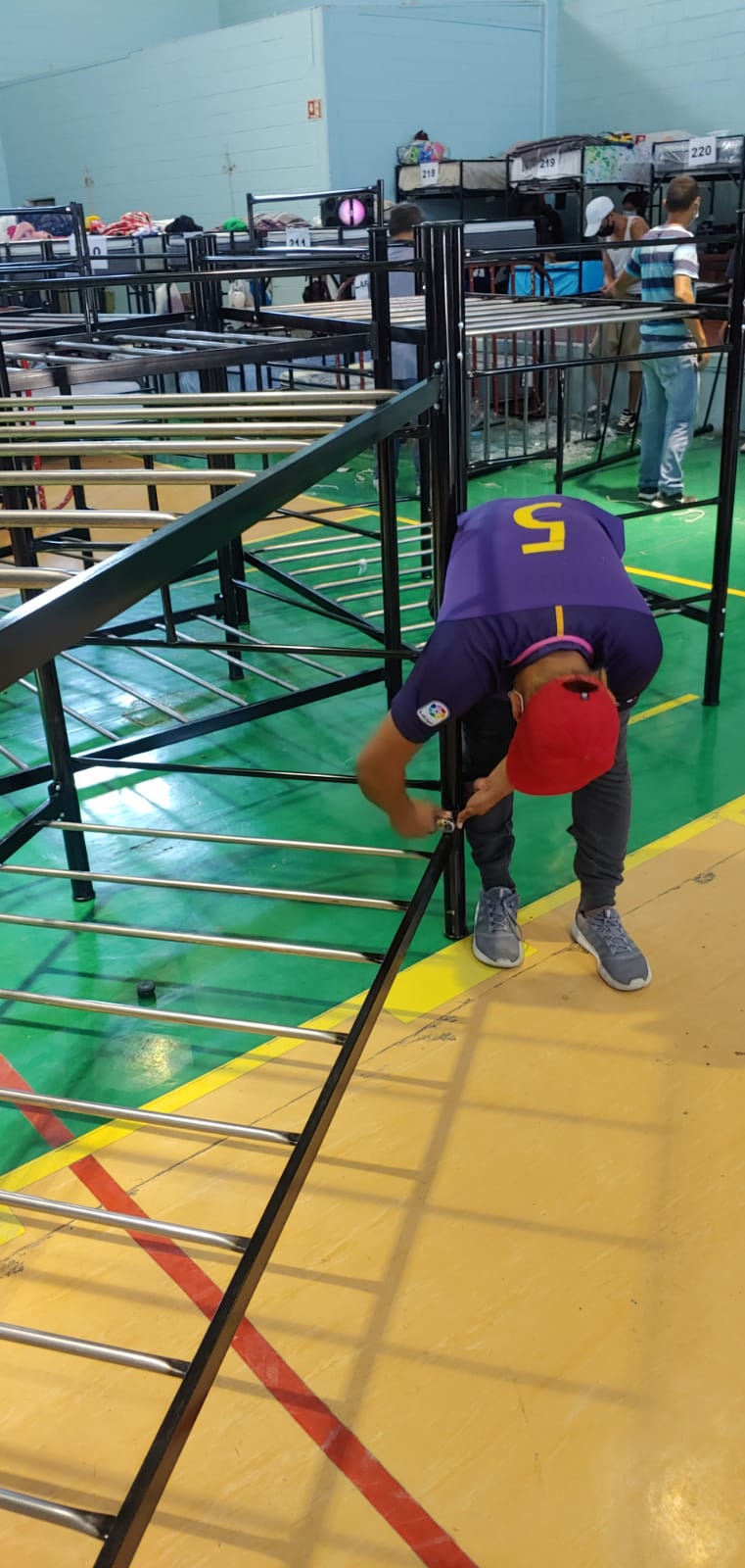 Municipio instaló 50 literas para la atención a migrantes en el Kiki Romero