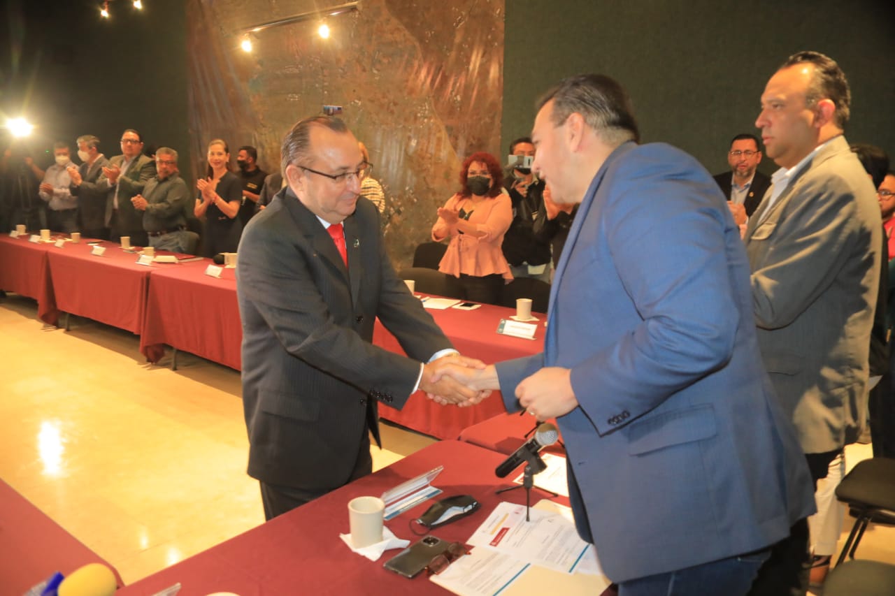 Toma protesta Cruz Pérez Cuéllar a Roberto Mora Palacios como director general del IMIP