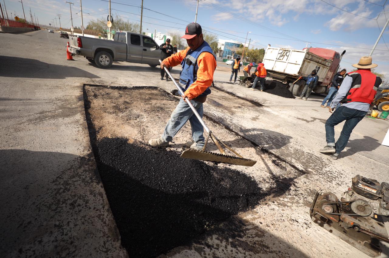 Continúan trabajos de bacheo en diversos sectores de la ciudad.