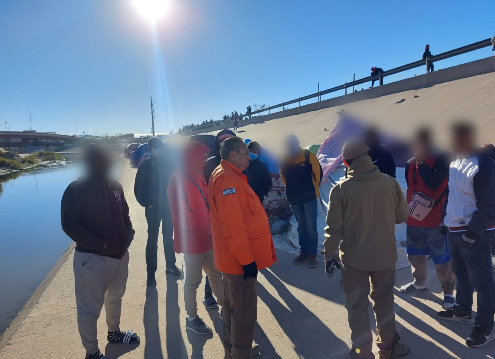 Entrega INM CURP y visas humanitarias a migrantes extranjeros en Juárez.