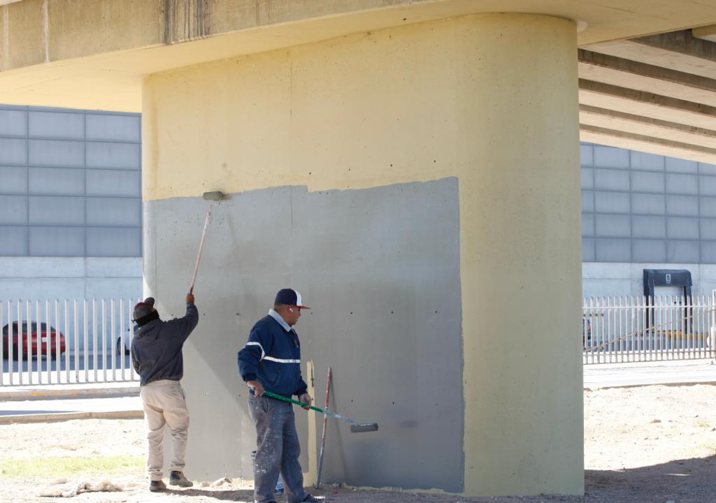 Brigada antigrafiti borró pintas del puente Héroes de la Ciudad