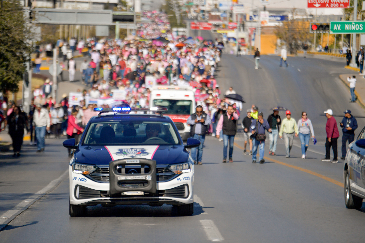 La gobernadora Maru Campos, participó en marcha a favor del INE