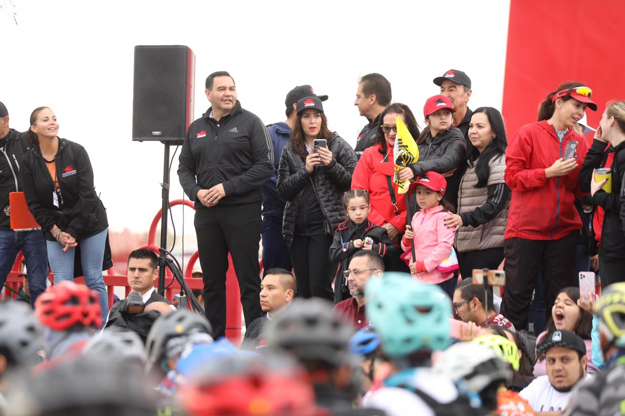 Participan miles de ciclistas en edición 26 de la Carrera Chupacabras.