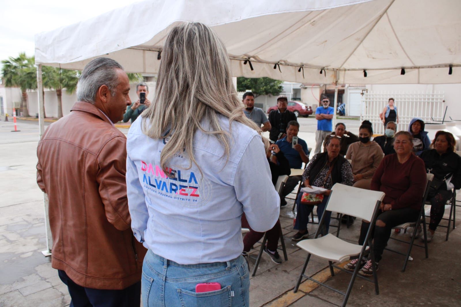 Entrega diputada tinacos a familias del poniente de la ciudad.
