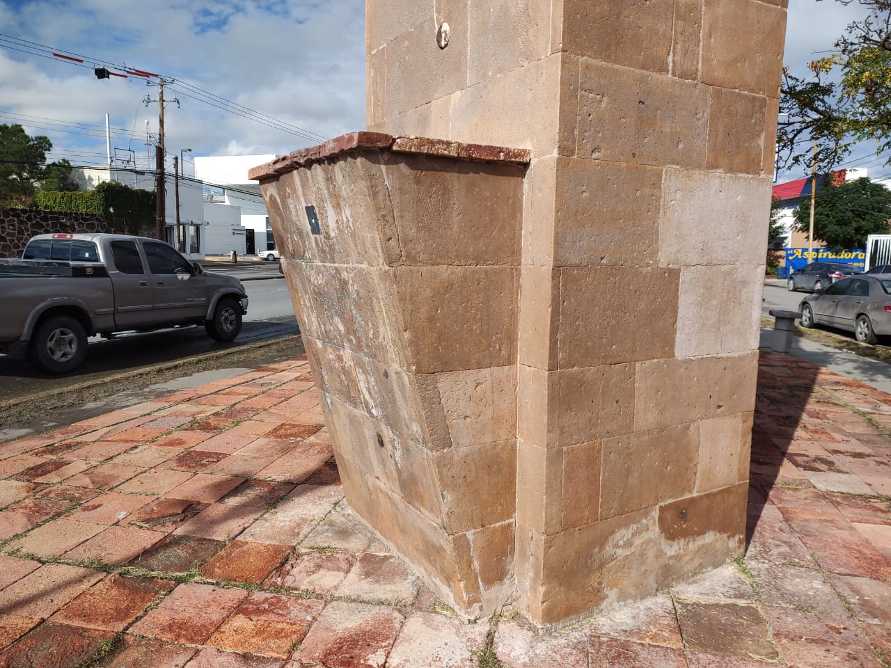 Limpian grafiti del monumento a La Raza.