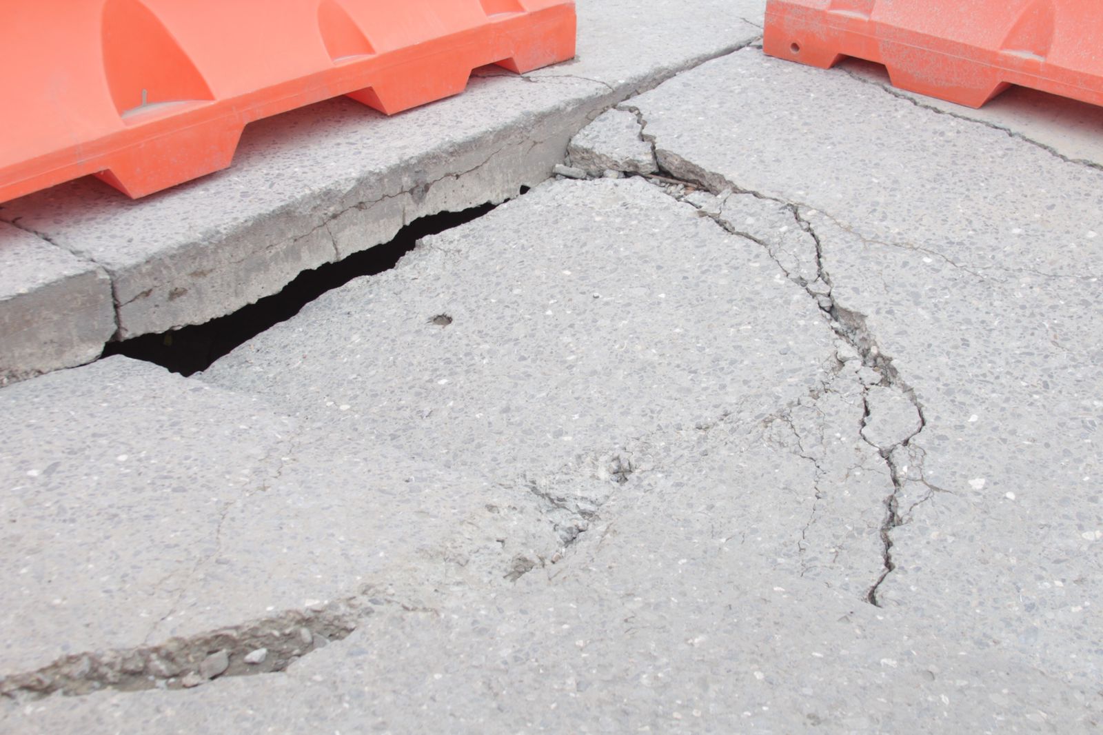 Reportan hundimiento de placa de concreto en el cruce de Tapioca y Manuel J. Clouthier