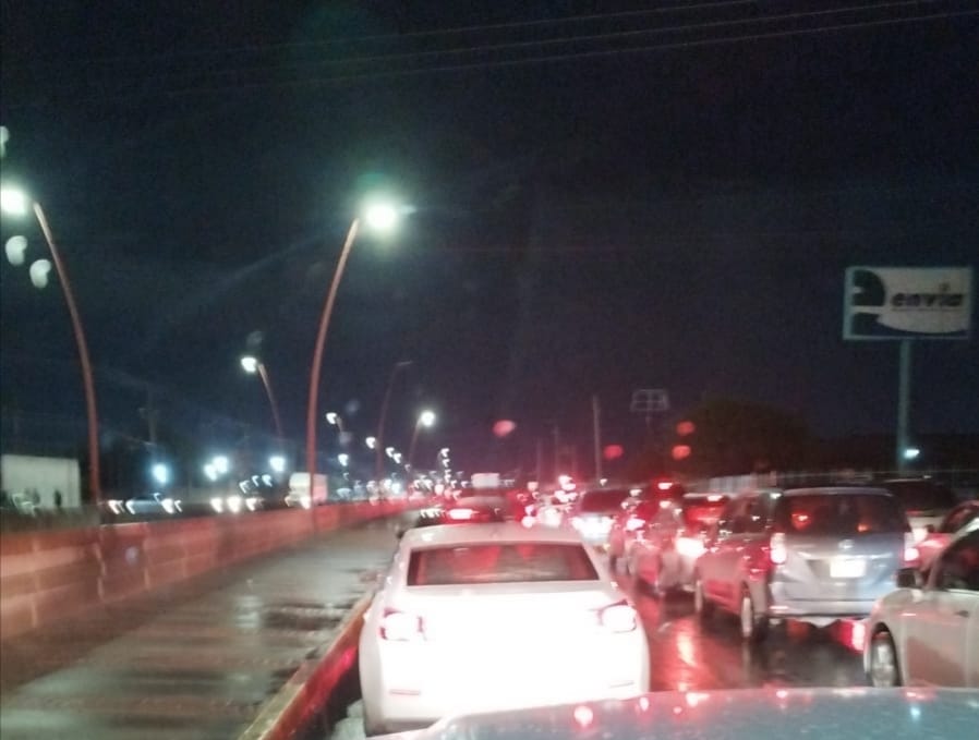 Por acumulamiento de agua se desvía la circulación en tramo de la avenida Tecnológico