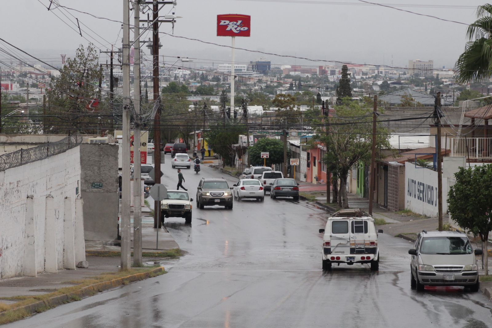 Deja lluvia afectaciones en calles, semáforos y grandes encharcamientos en Juárez.