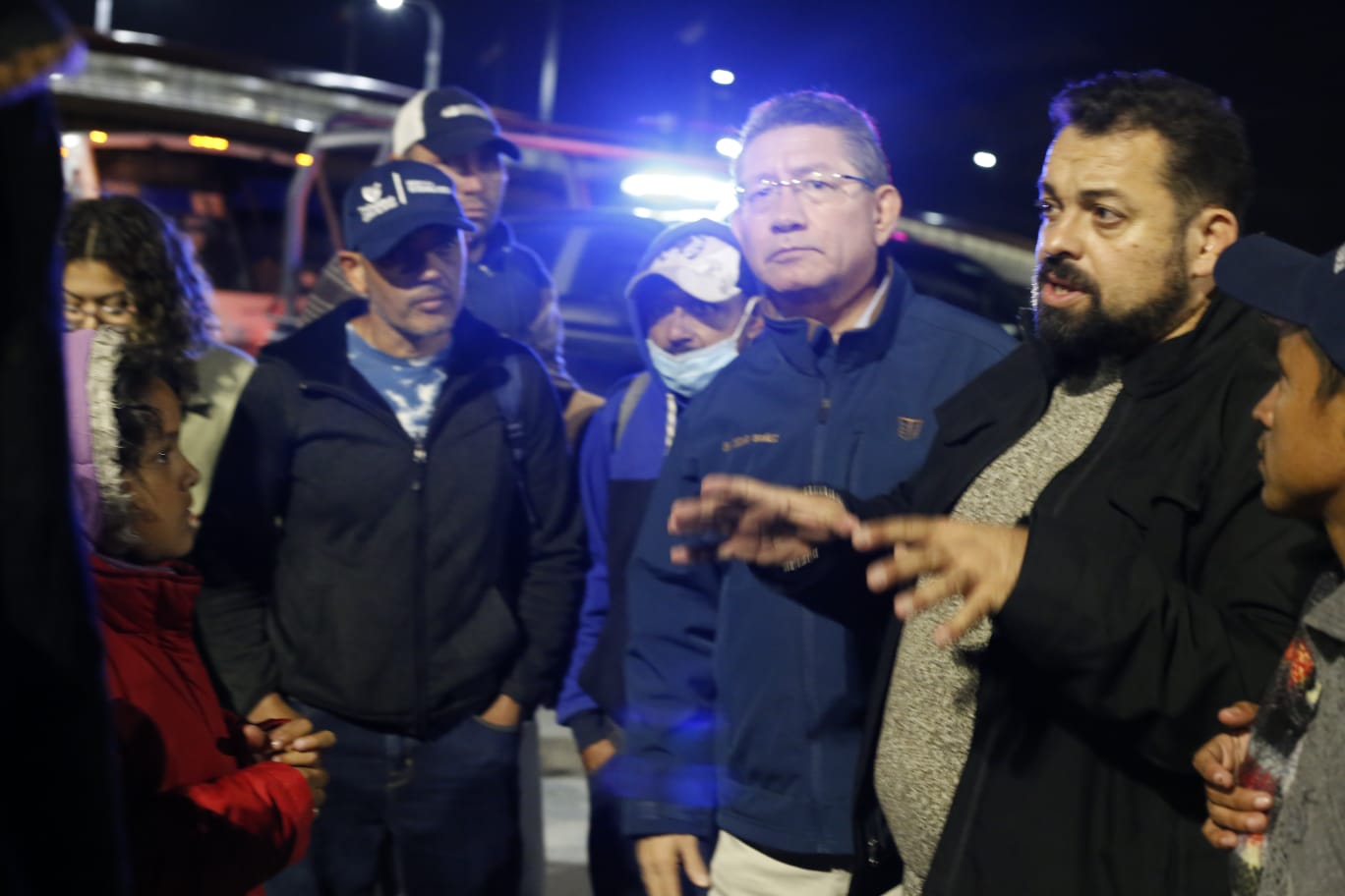 Llevan a migrantes venezolanos a dos albergues de la ciudad.