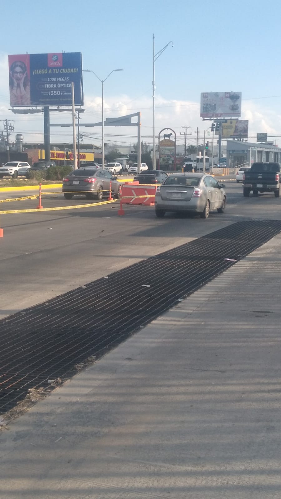 Dan mantenimiento a carril central de Paseo Triunfo de la República y Pedro Meneses Hoyos