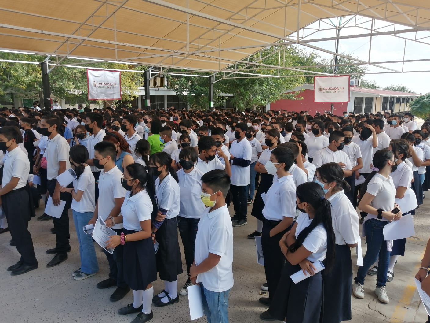 Dotan de suplementos alimenticios a estudiantes de secundaria