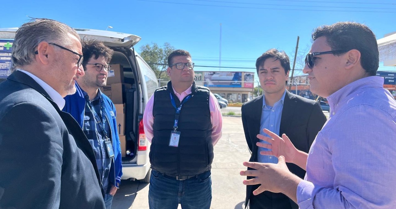 Cónsul de México en El Paso visita el albergue para migrantes Kiki Romero.