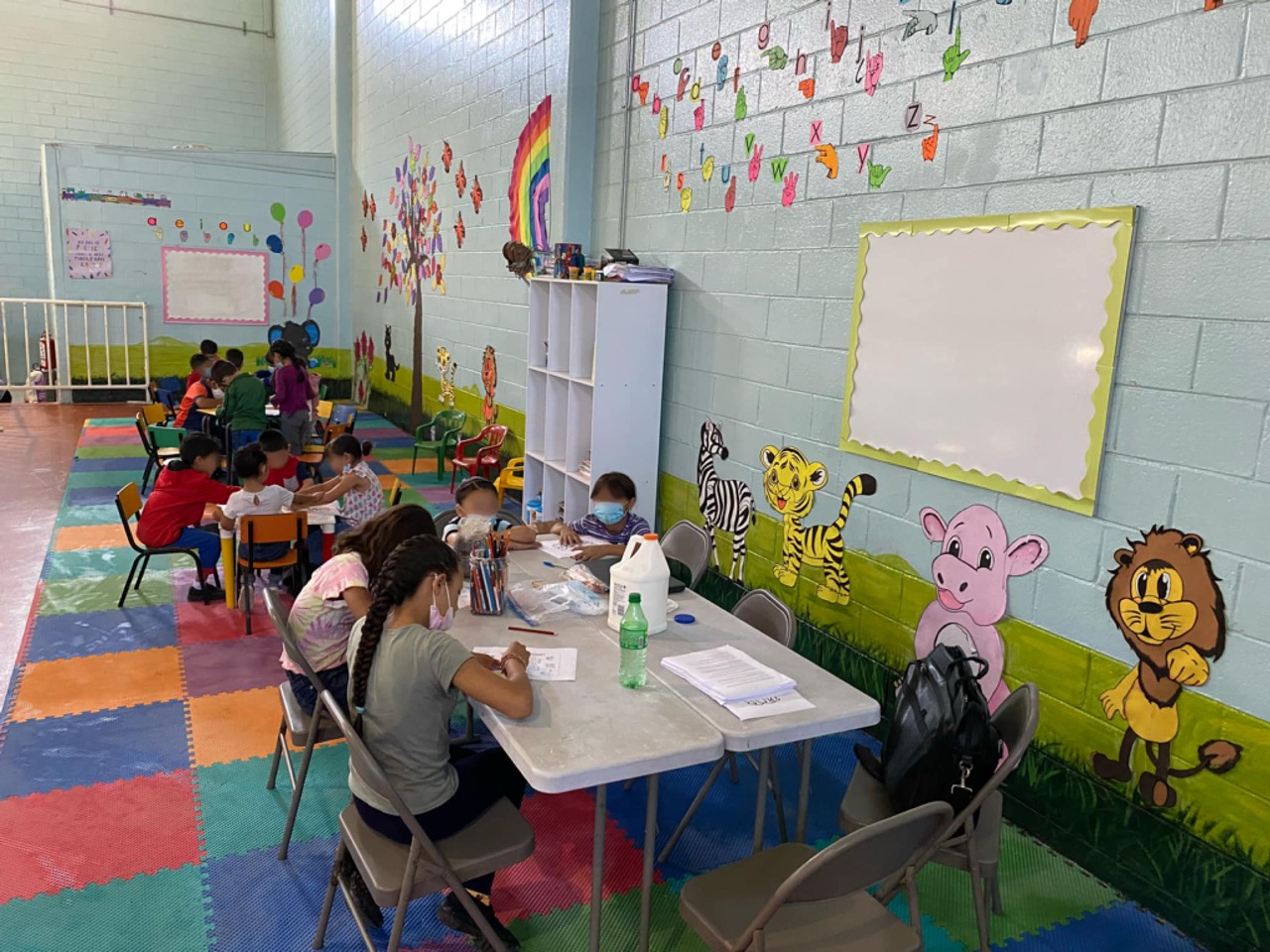 Niños migrantes reciben educación en albergues