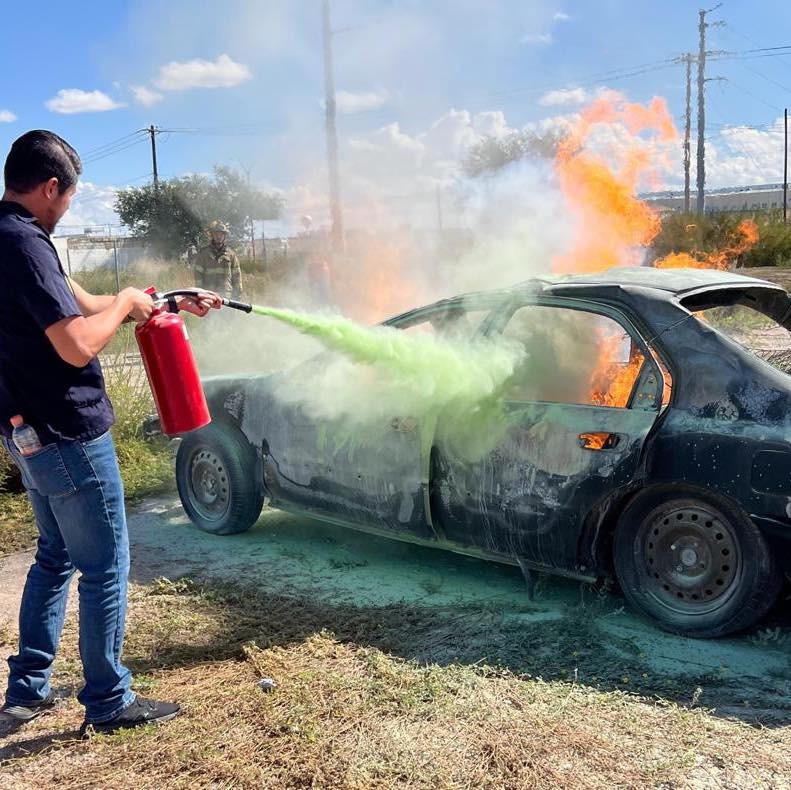 Capacitan a personal de maquiladora en el uso de extinguidores