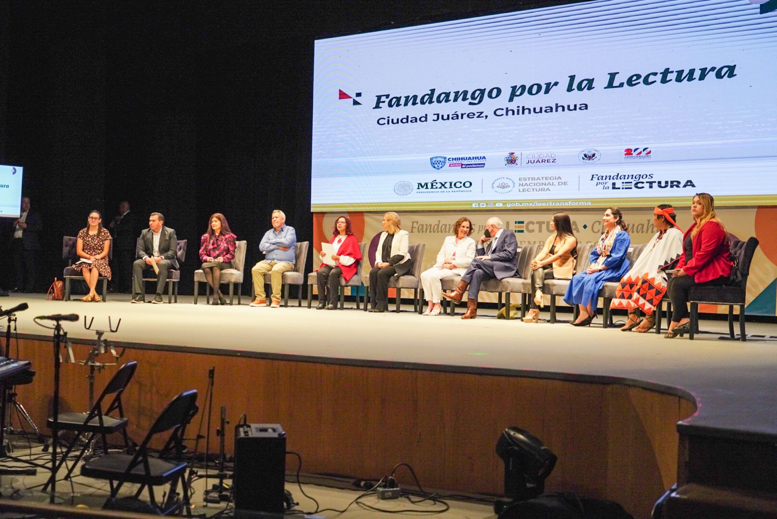 Embajador  de EU rinde homenaje a maestros y padres de familia en evento de lectura