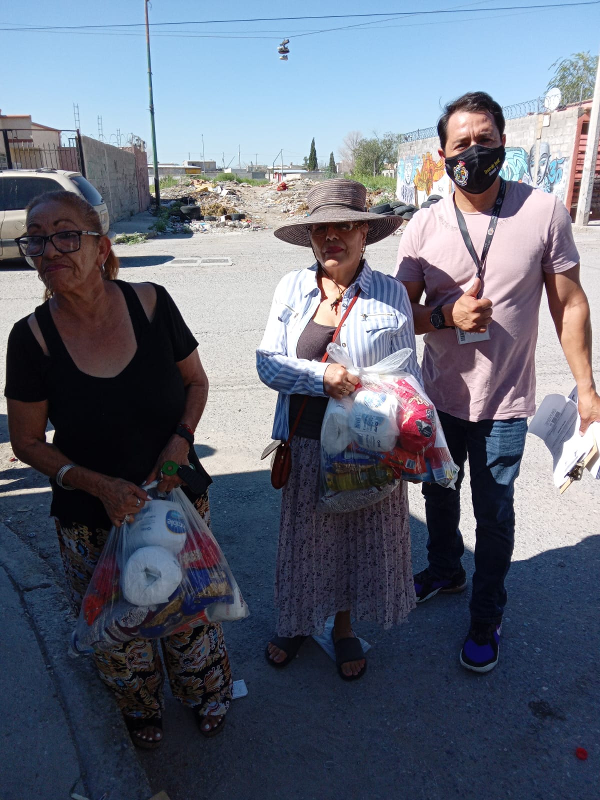 Distribuyen apoyos alimentarios en colonias de la ciudad