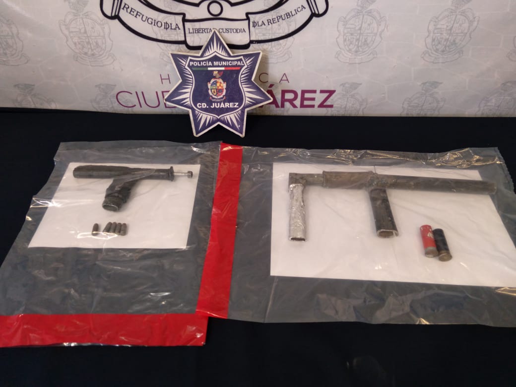 Policías municipales arrestan a sujeto con dos armas hechizas