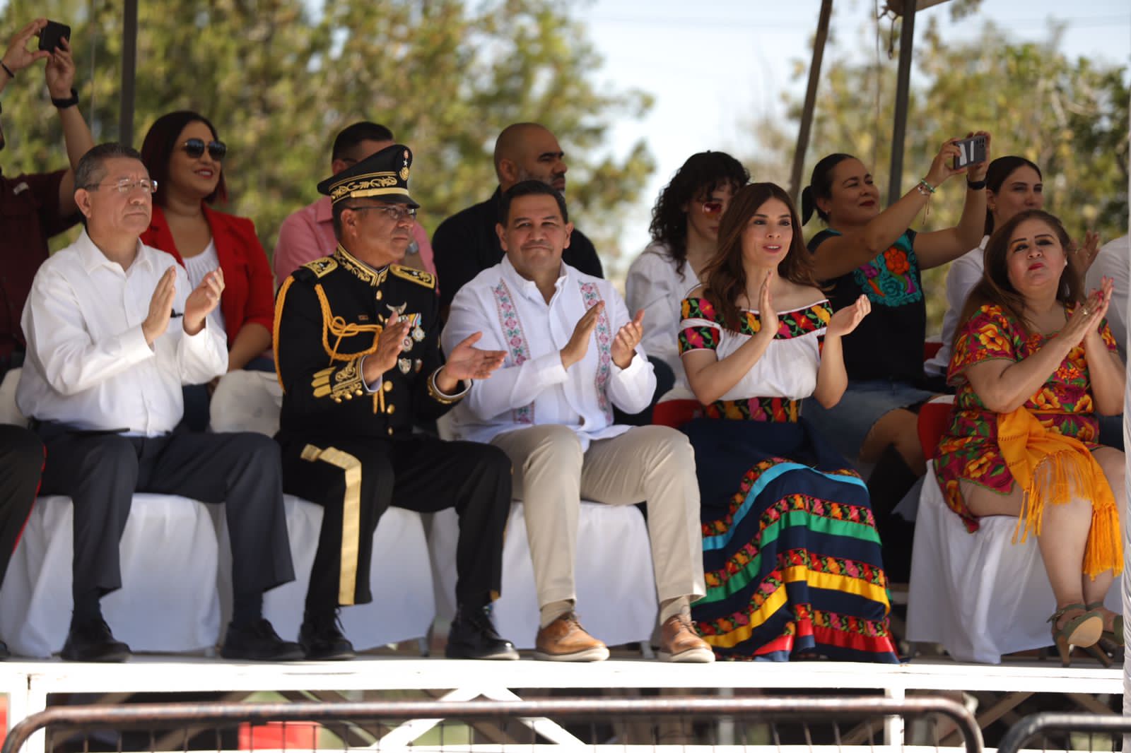 Encabeza Alcalde desfile cívico militar por el 212 aniversario de la Independencia de México