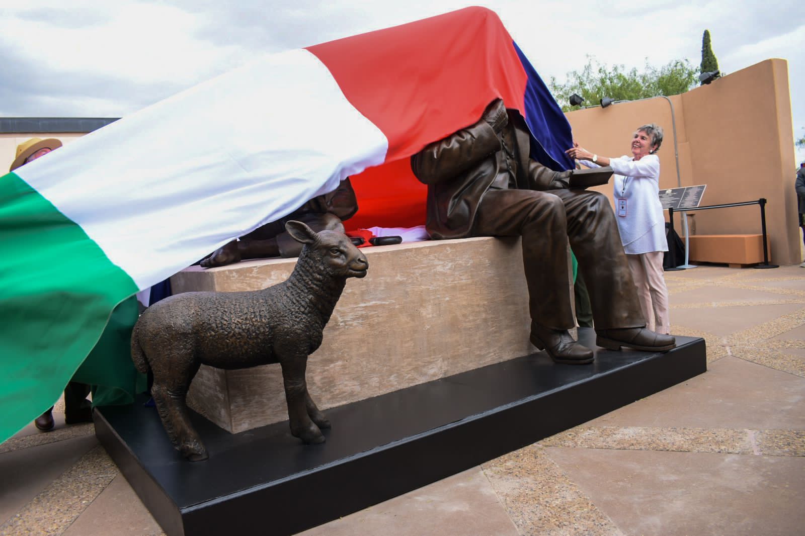 Develan estatua de Benito Juárez en El Paso