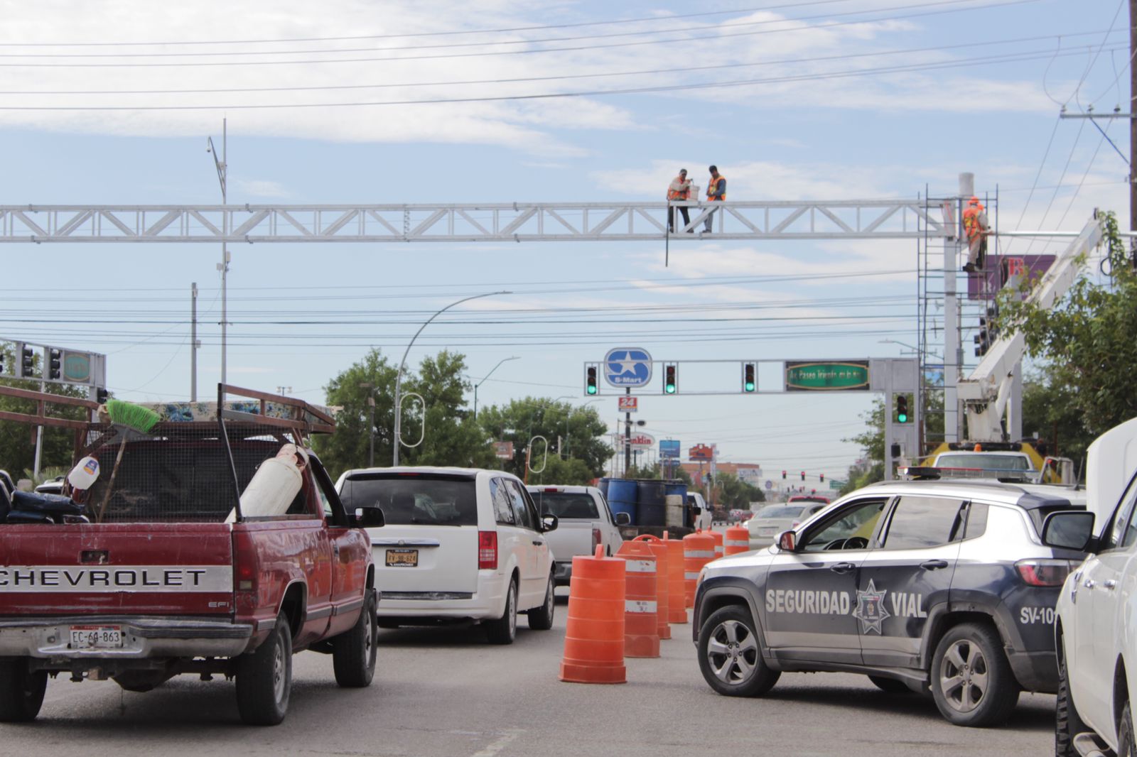 Colocan estructura de soporte para cámaras y arcos de vigilancia