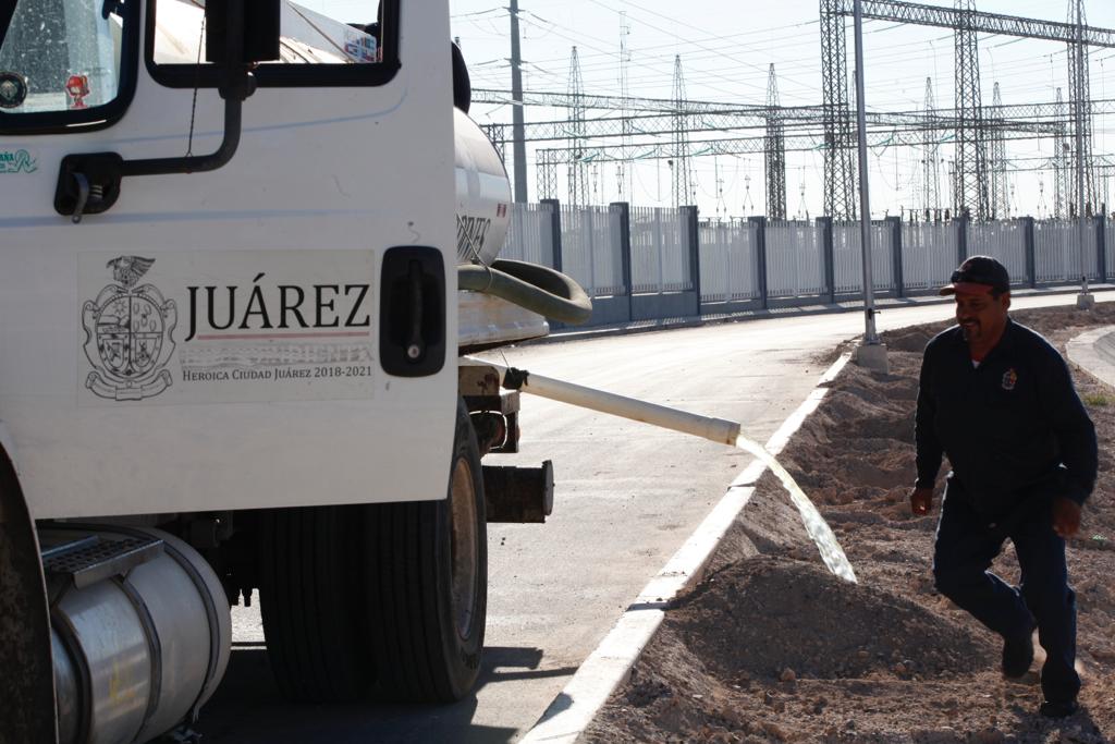 Prepara Parques y Jardines suelo para forestar parque lineal a un costado de la maquila BRP