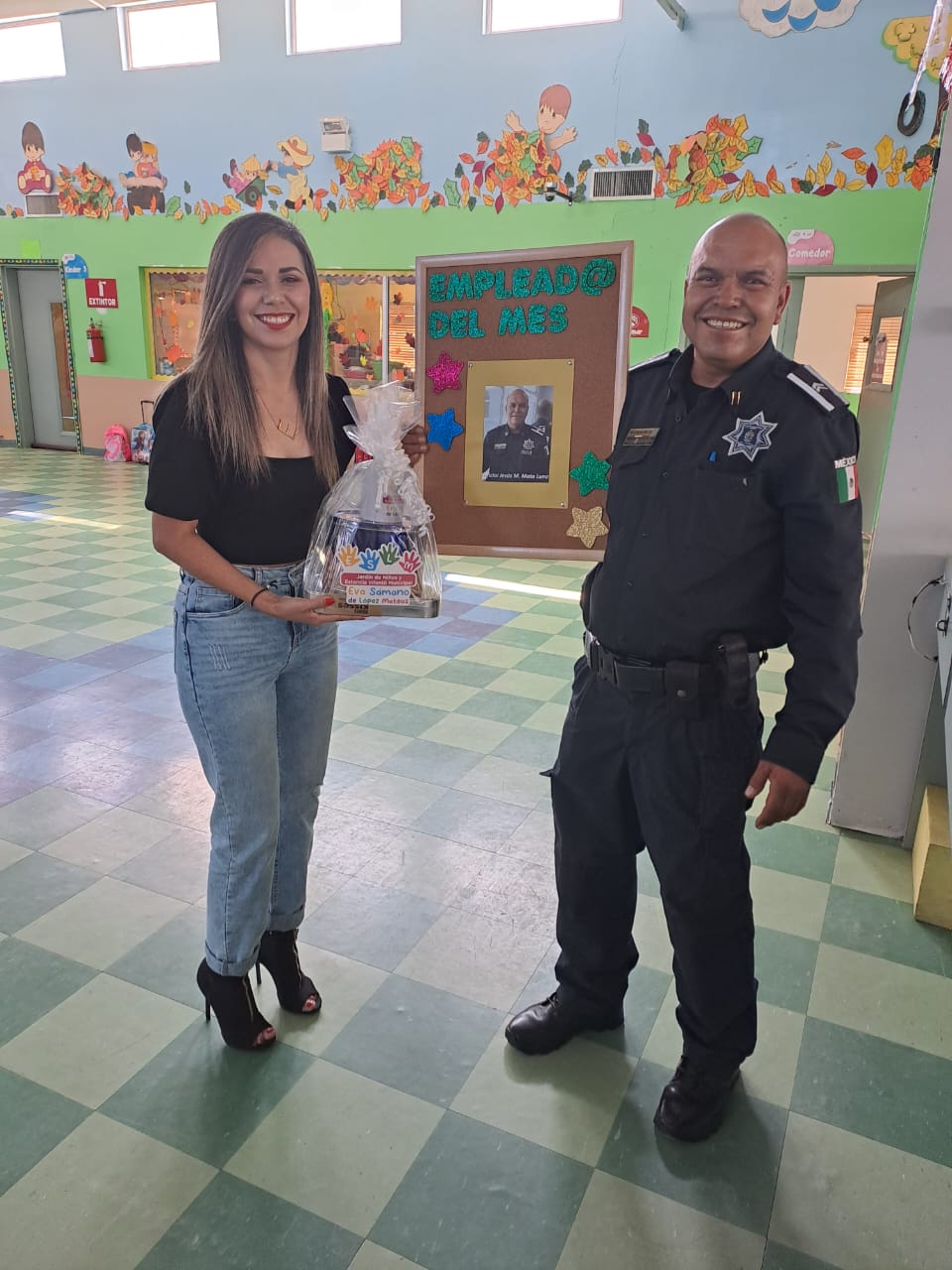 Reconocen a oficial de policía como empleado del mes en estancia infantil