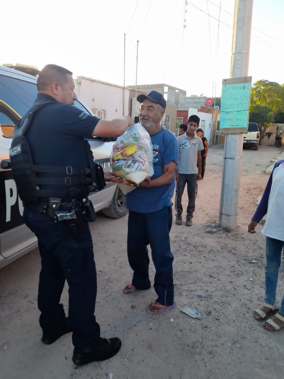 Entrega Policía Comunitaria despensa a adulto mayores que cuida a cinco niños con discapacidad