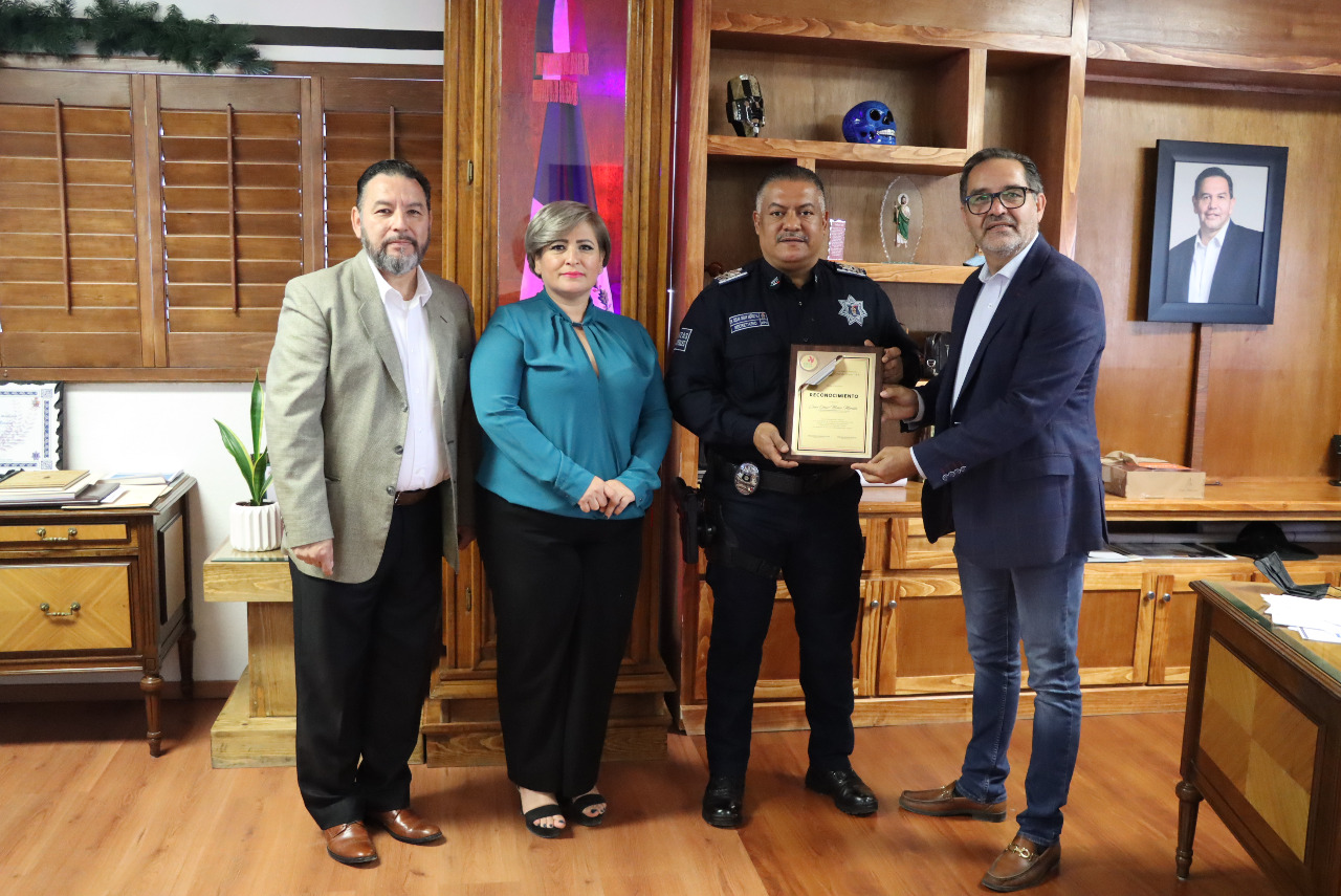 Entregan reconocimiento a jefe de la Policía Municipal