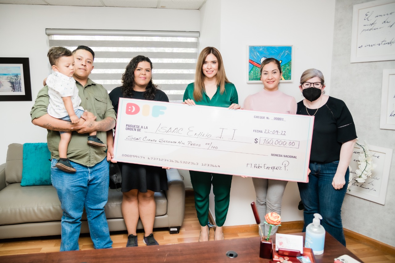 Entrega DIF Municipal donativo para cirugía de niño de 2 años