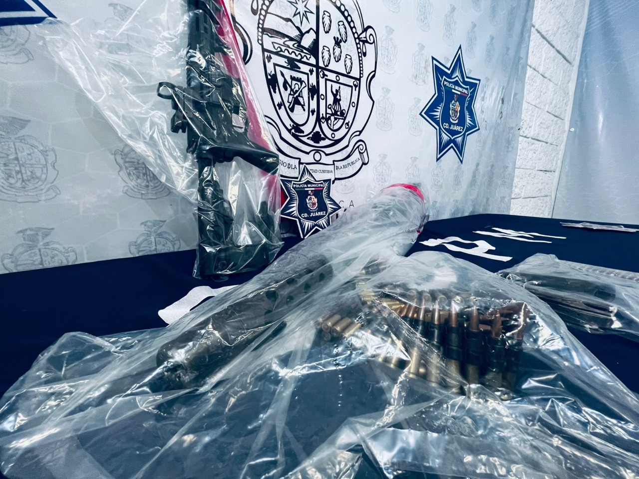 Tras persecución detienen a cuatro sujetos en posesión de una ametralladora, un fusil de asalto y un arma corta