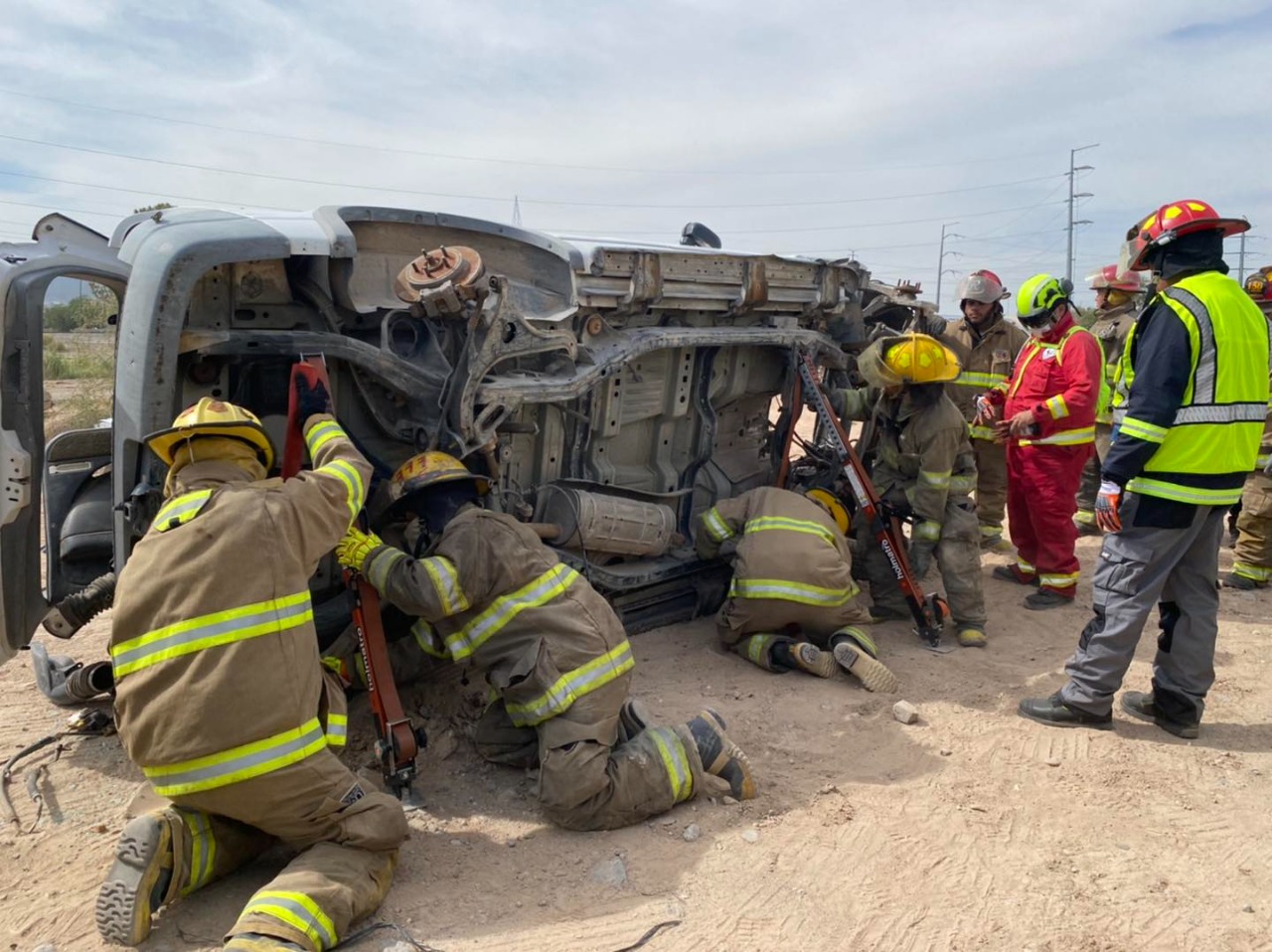 Capacitan a Bomberos en uso de herramientas para rescate
