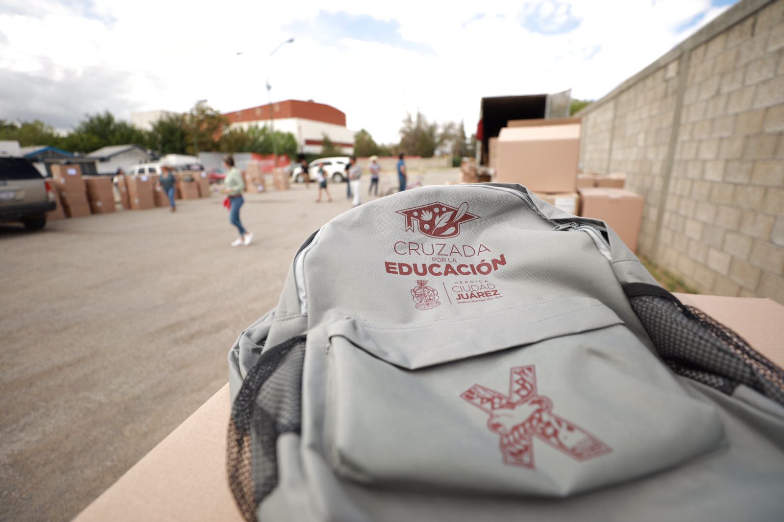 Continúa Educación con la entrega de mochilas y útiles escolares