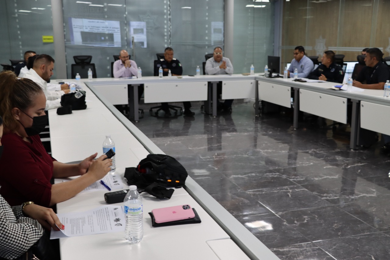 Directivos de planteles educativos, reciben platica sobre prevención