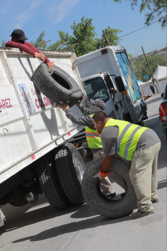 Llantas en desuso abandonadas en la via publica, se está convirtiendo en un serio problema