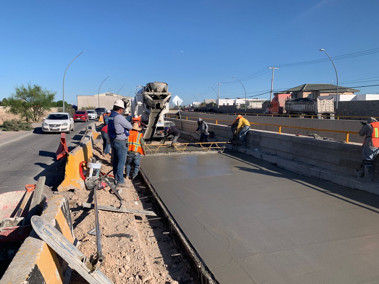 Colocan losa de concreto hidráulico en avenida Teófilo Borunda