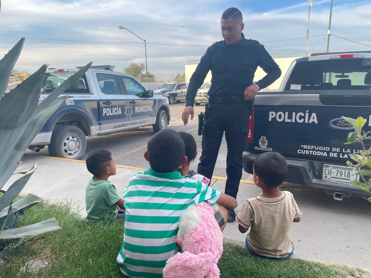 Policías municipales rescatan a cuatro niños que se encontraban solos en un domicilio